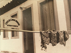 José Batista Sobrinho inicia as operaçõe da JBS em uma pequena casa de carnes, em Anápolis, no estado de Goiás.